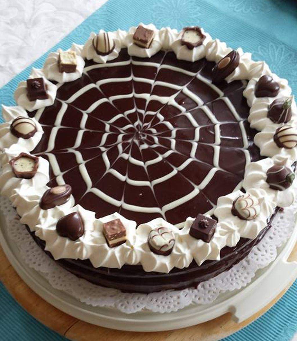 Sacher-rund Sachertorte mit Verziehrung